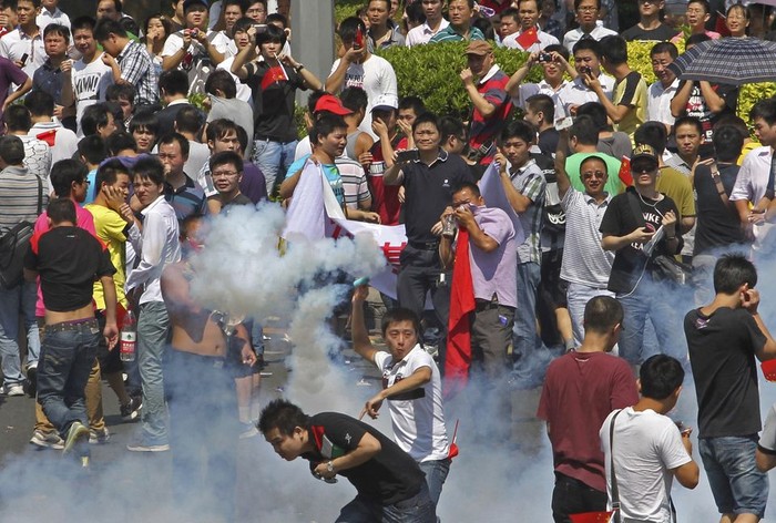 Người biểu tình Trung Quốc ngày càng hung hăng và quá khích